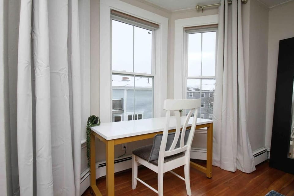 Charming Downtown Gem. 2 minutes to Salem. Workspace Included Apartment in Salem