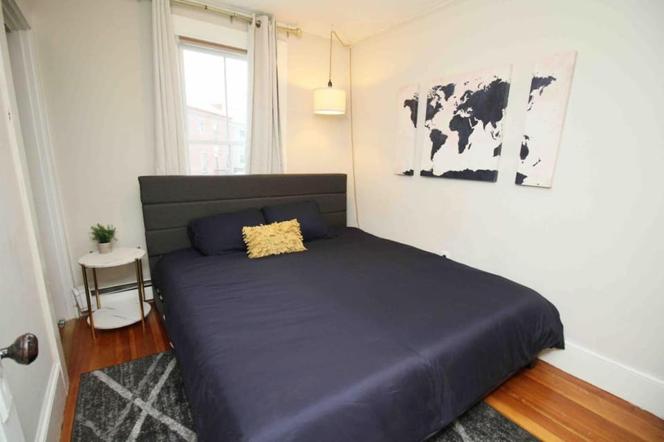 Charming Downtown Gem. 2 minutes to Salem. Workspace Included Apartment in Salem