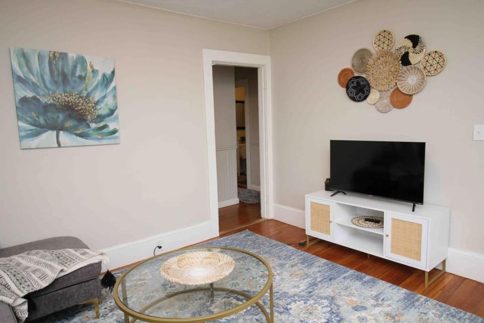 Charming Downtown Gem. 2 minutes to Salem. Workspace Included Apartment in Salem