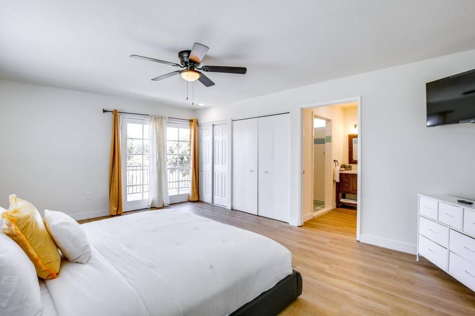 Bed, TV and multimedia, Photo of the whole room