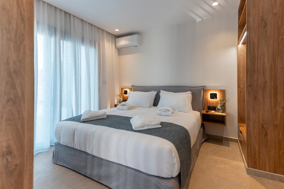 Bed, Photo of the whole room, Bedroom, towels, air conditioner