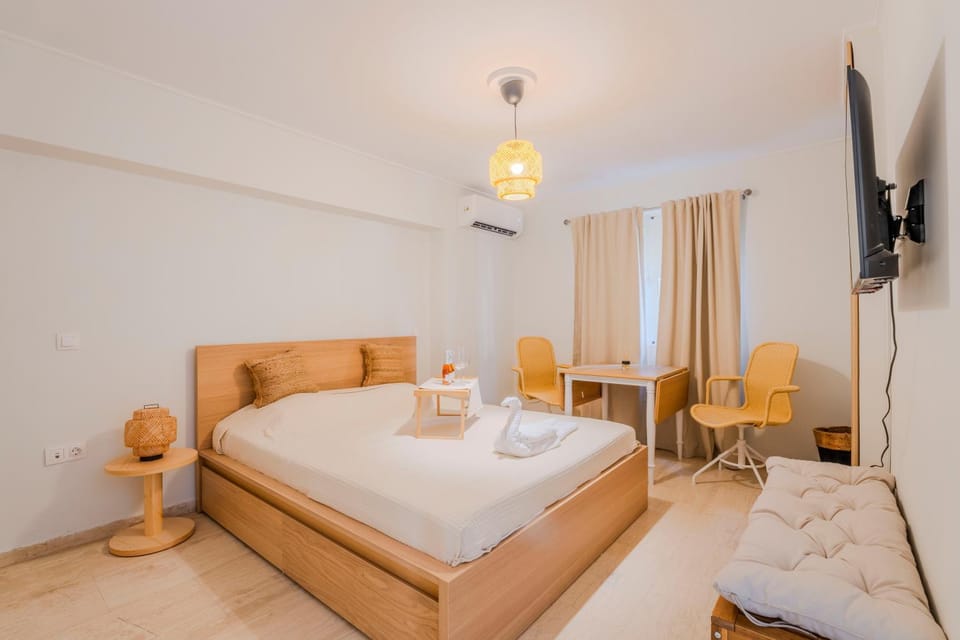 Bed, TV and multimedia, Bedroom