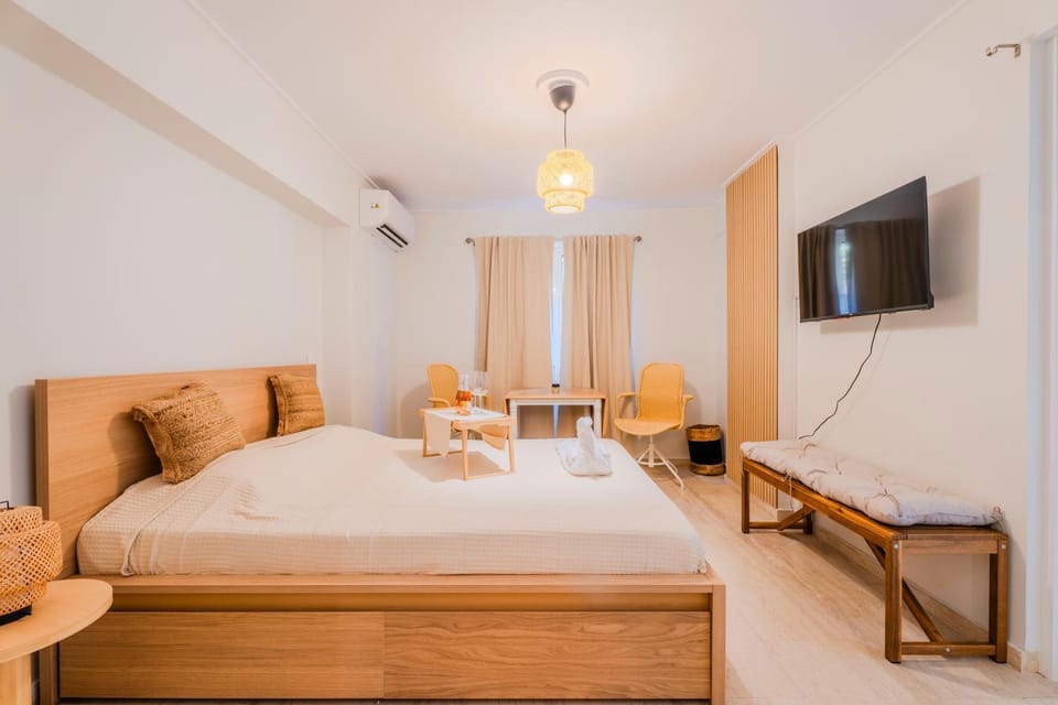 Bed, TV and multimedia, Evening entertainment, Bedroom