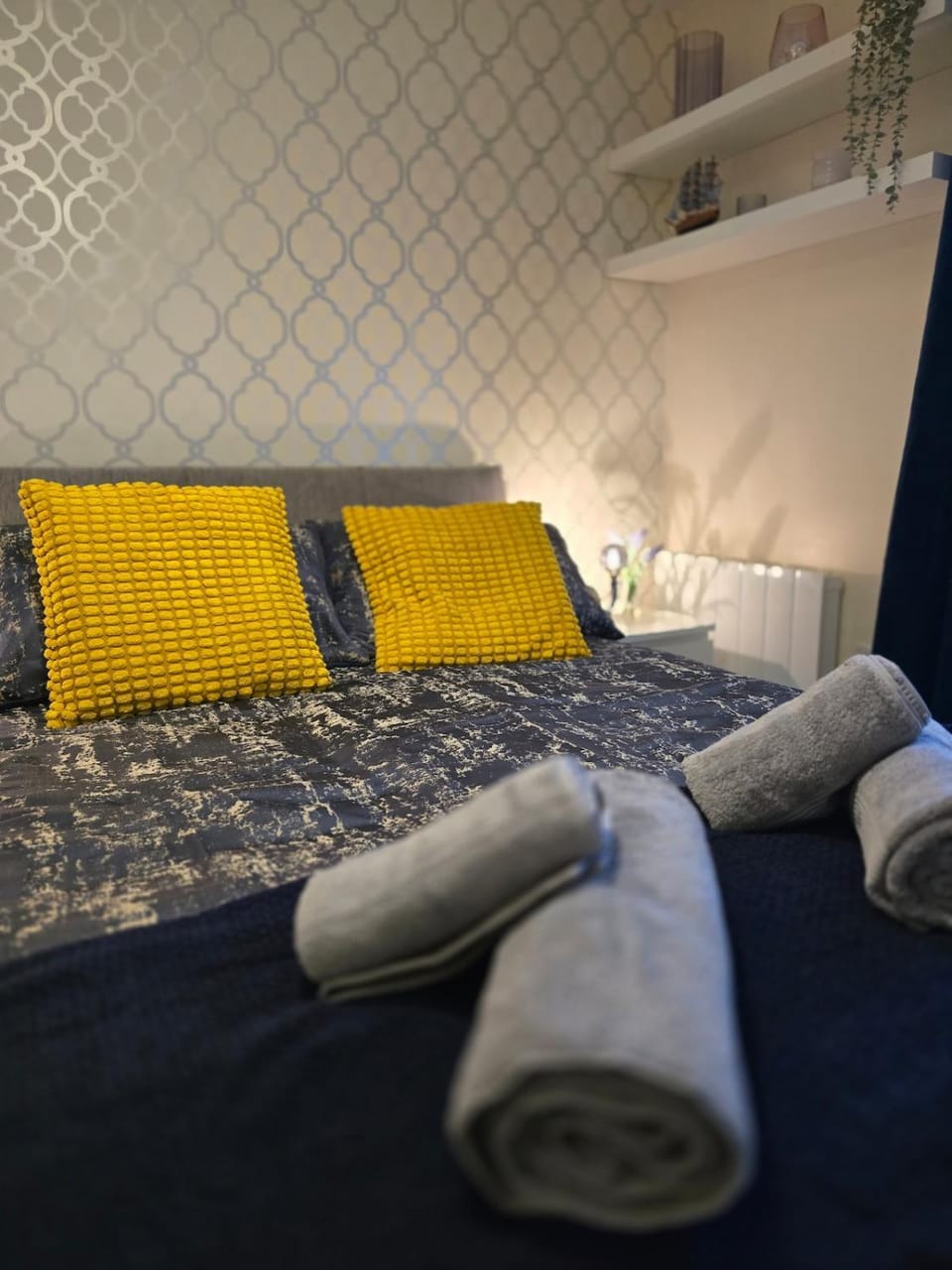 Contemporary 2-bedroom apartment with free gated parking, 2 bathrooms - for families, contractors, travellers for business and leisure Apartment in Birmingham
