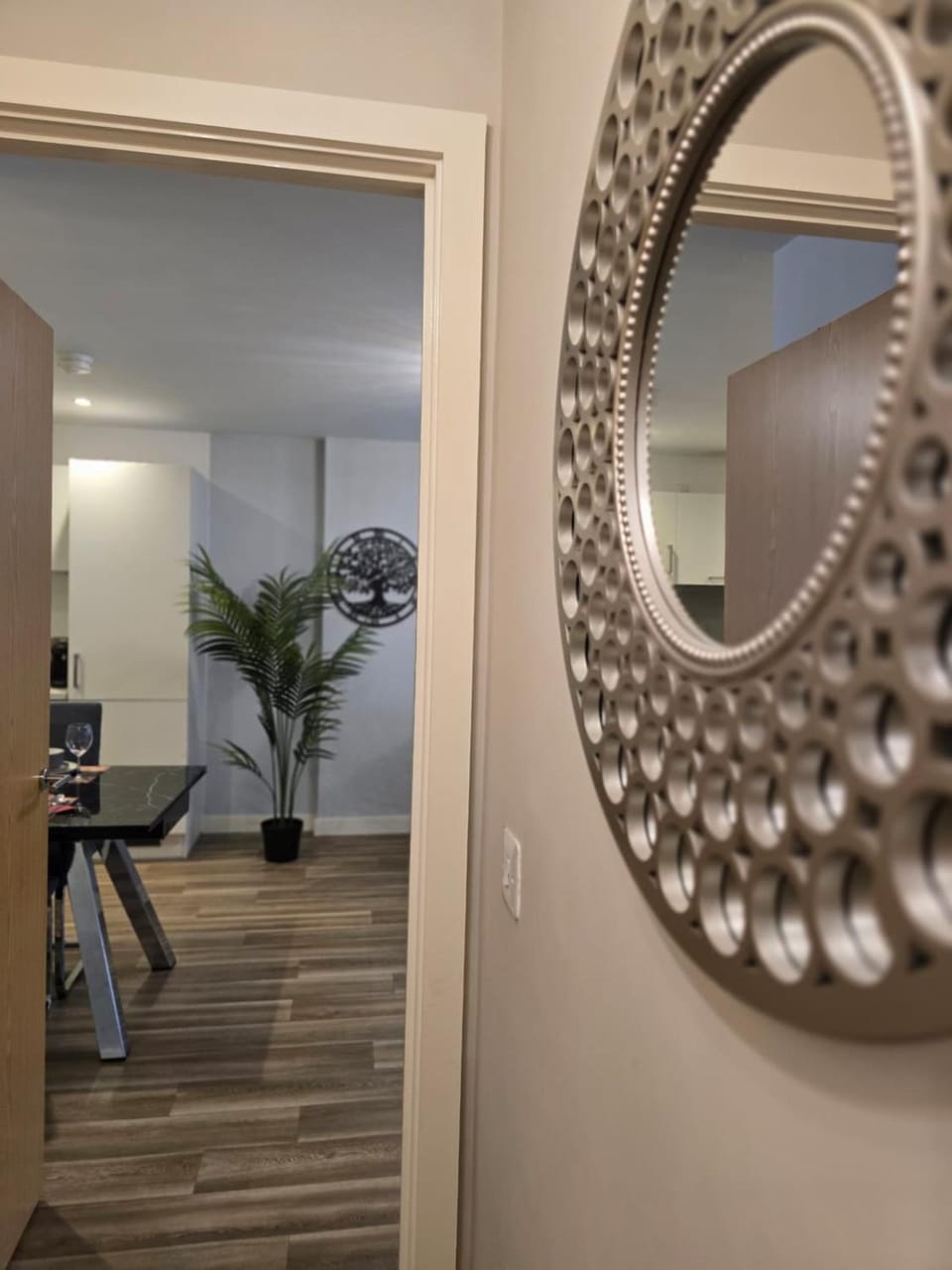 Contemporary 2-bedroom apartment with free gated parking, 2 bathrooms - for families, contractors, travellers for business and leisure Apartment in Birmingham