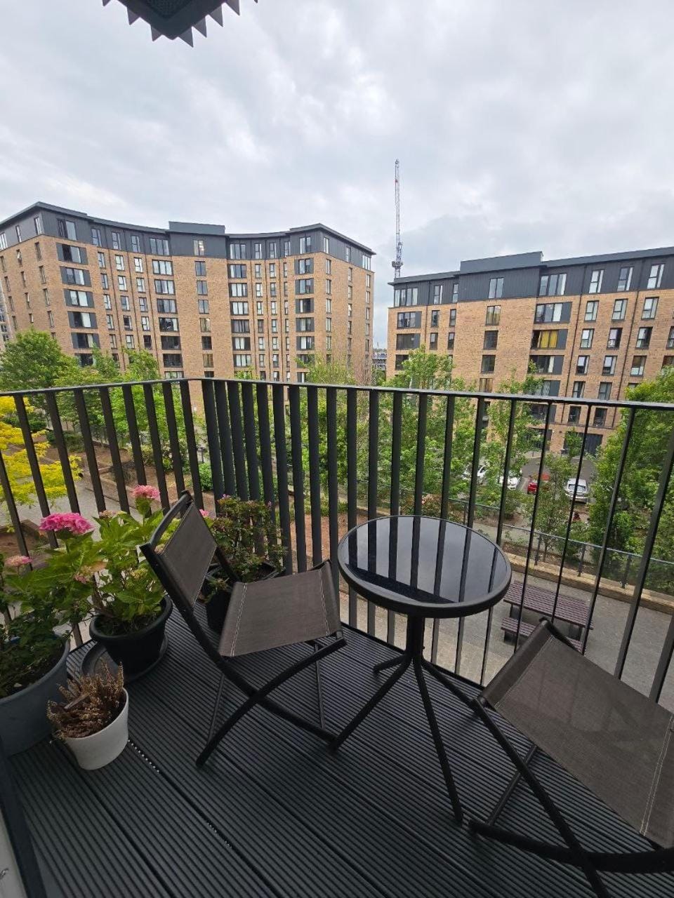 Contemporary 2-bedroom apartment with free gated parking, 2 bathrooms - for families, contractors, travellers for business and leisure Apartment in Birmingham
