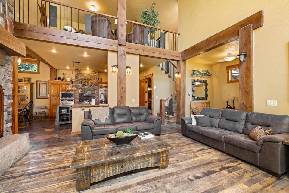 Pine Haven- Beautiful 3300 square foot home- sleeps 10- game room- hot tub- pets ok House in McCall
