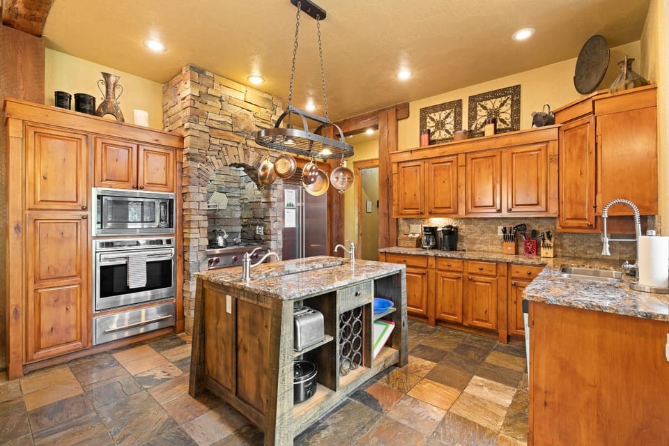 Pine Haven- Beautiful 3300 square foot home- sleeps 10- game room- hot tub- pets ok House in McCall