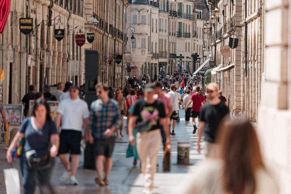 Hôtel Dauphine - Dijon Centre Gare - Accès Autonome 24 heures sur 24 - Boîte à Clés & Gardien - Parking Public Dauphine Apartment hotel in Bourgogne-Franche-Comté