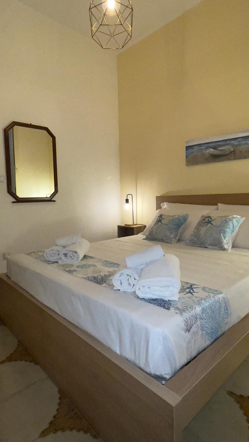 Bed, Bedroom, towels