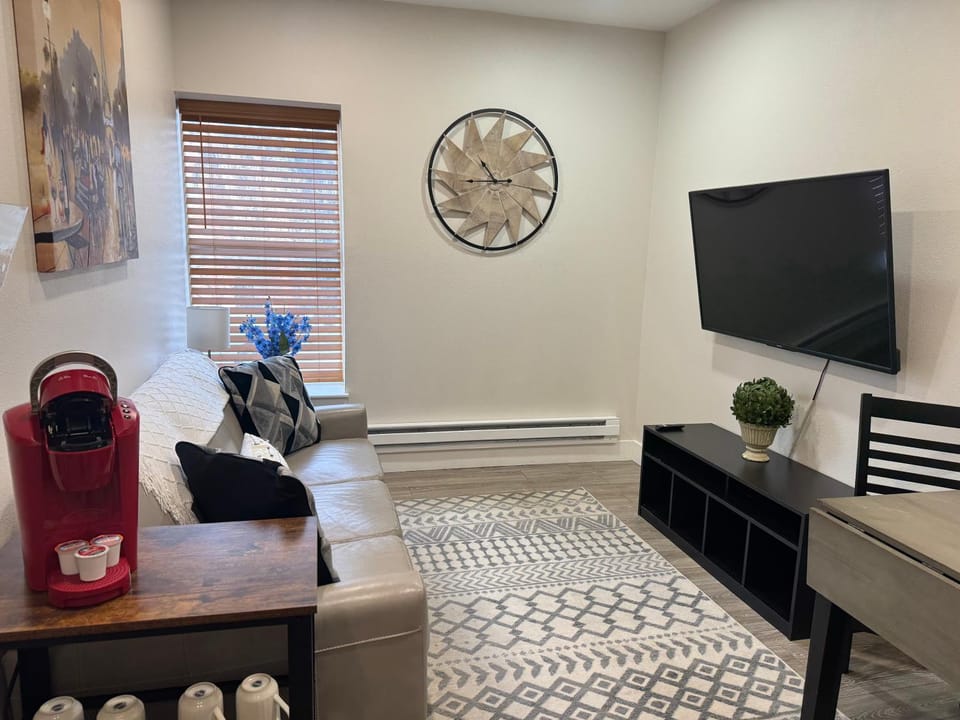 Communal lounge/ TV room, TV and multimedia, Living room, Seating area, Evening entertainment