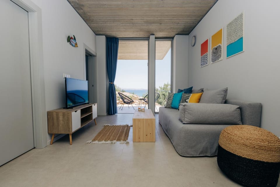 Bed, Natural landscape, TV and multimedia, Living room, Seating area