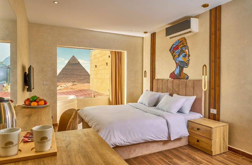 Bed, TV and multimedia, Living room, Photo of the whole room, Seating area, Dining area, Bedroom, Mountain view, air conditioner