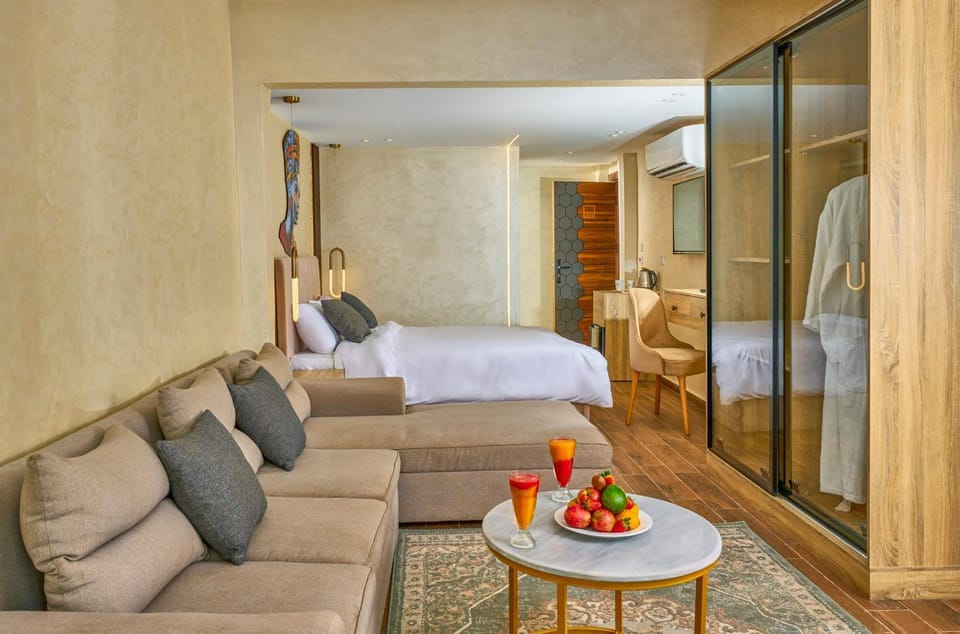 Bed, Living room, Food and drinks, Photo of the whole room, Seating area, Bedroom
