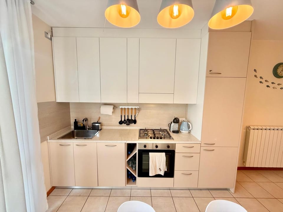 Coffee/tea facilities, Kitchen or kitchenette, stove