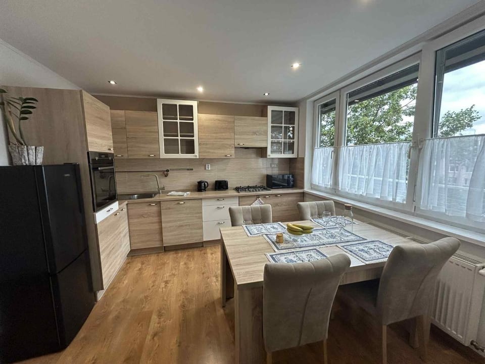Kitchen or kitchenette, Dining area, dishwasher, minibar, oven, stove