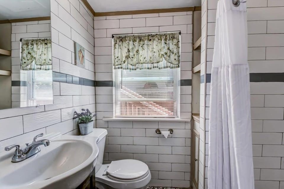 Dock&Volleyball! Near Downtown - Flamingo Flat Apartment in Savannah