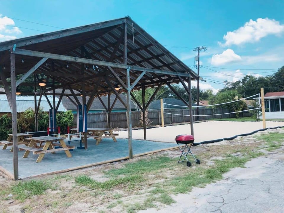 Dock&Volleyball! Near Downtown - Flamingo Flat Apartment in Savannah