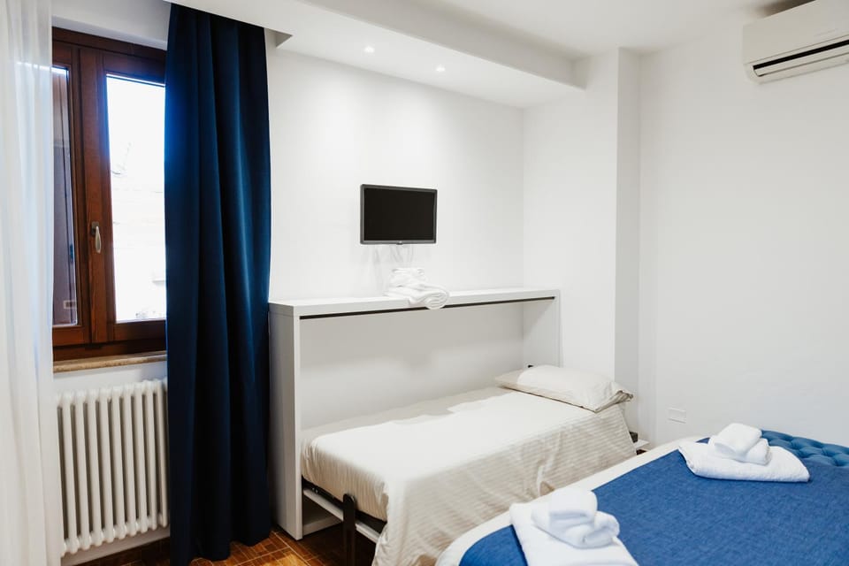 Bed, TV and multimedia, Photo of the whole room, Bedroom, towels, air conditioner