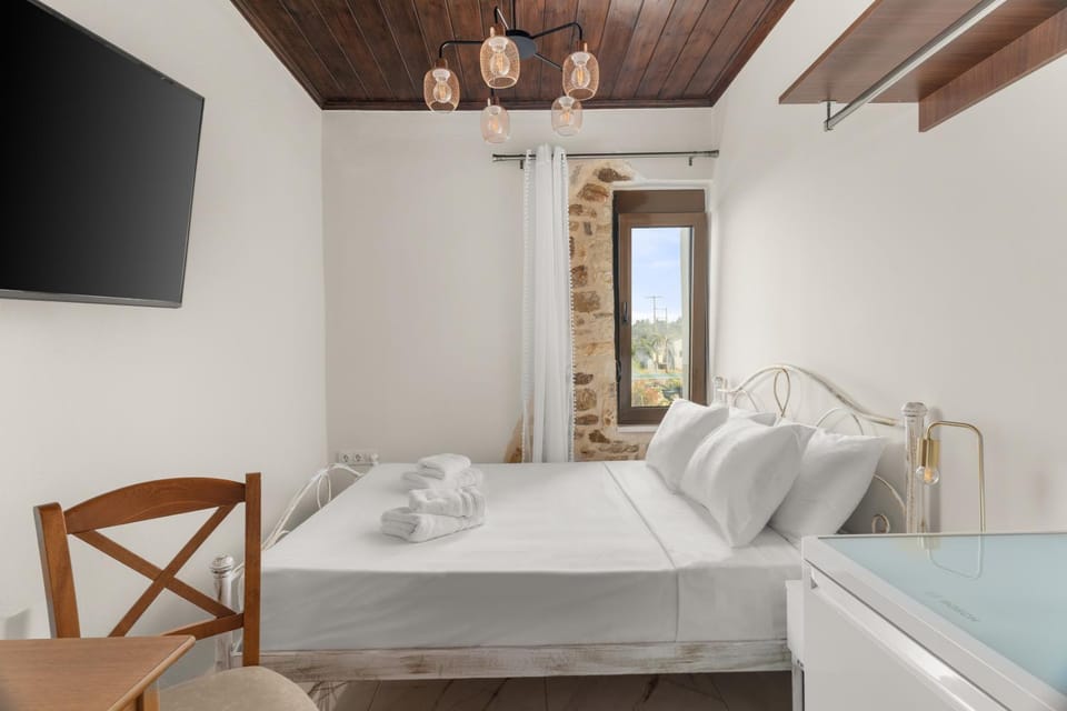 Bed, TV and multimedia, Bedroom