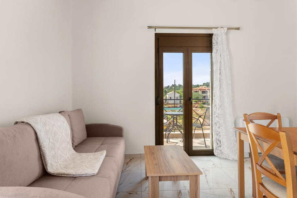 View (from property/room), Balcony/Terrace, Living room, Seating area, Dining area
