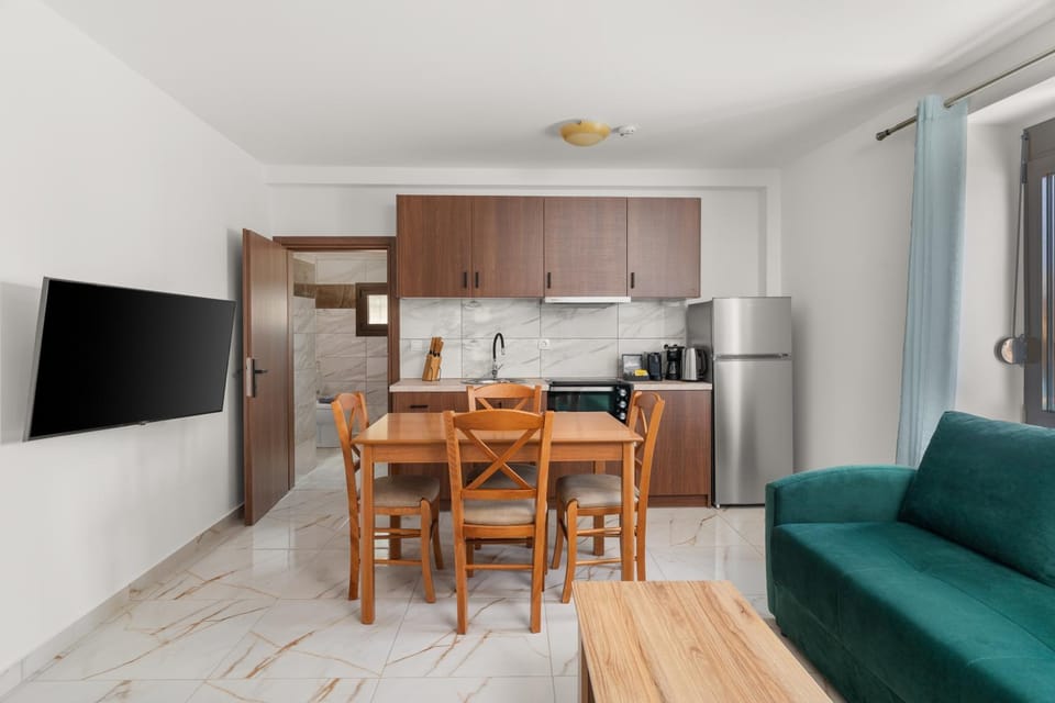 TV and multimedia, Kitchen or kitchenette, Living room, Seating area, Dining area, oven