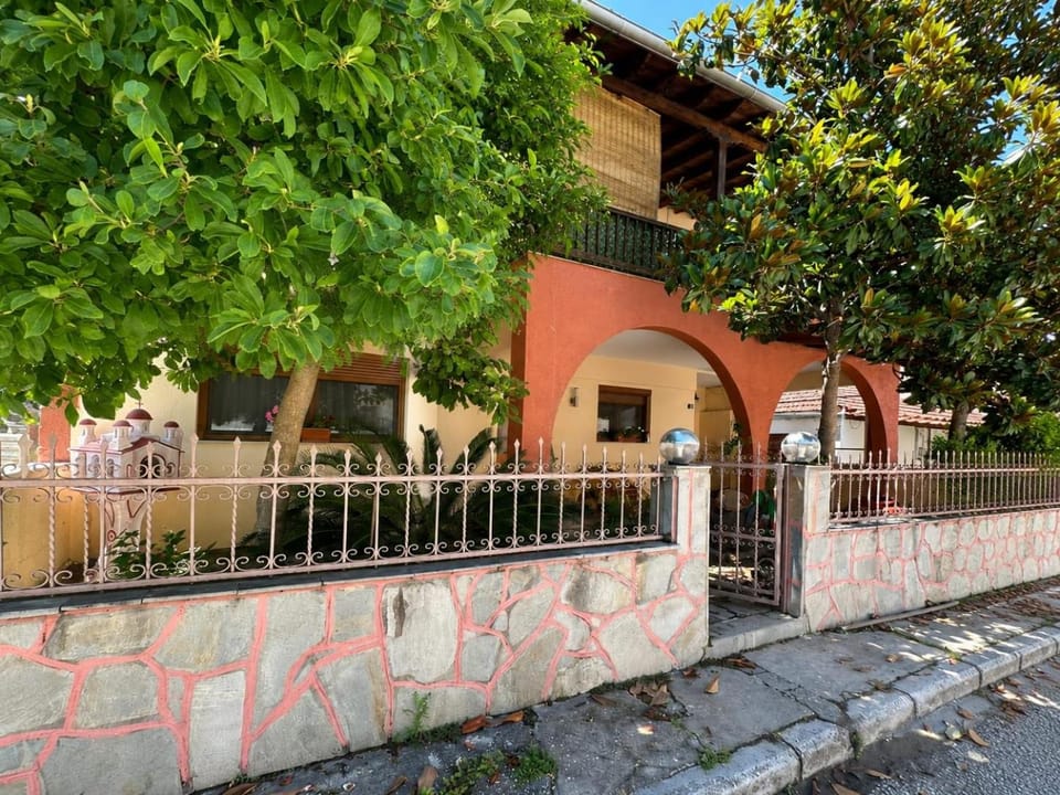 Property building, Facade/entrance, Day