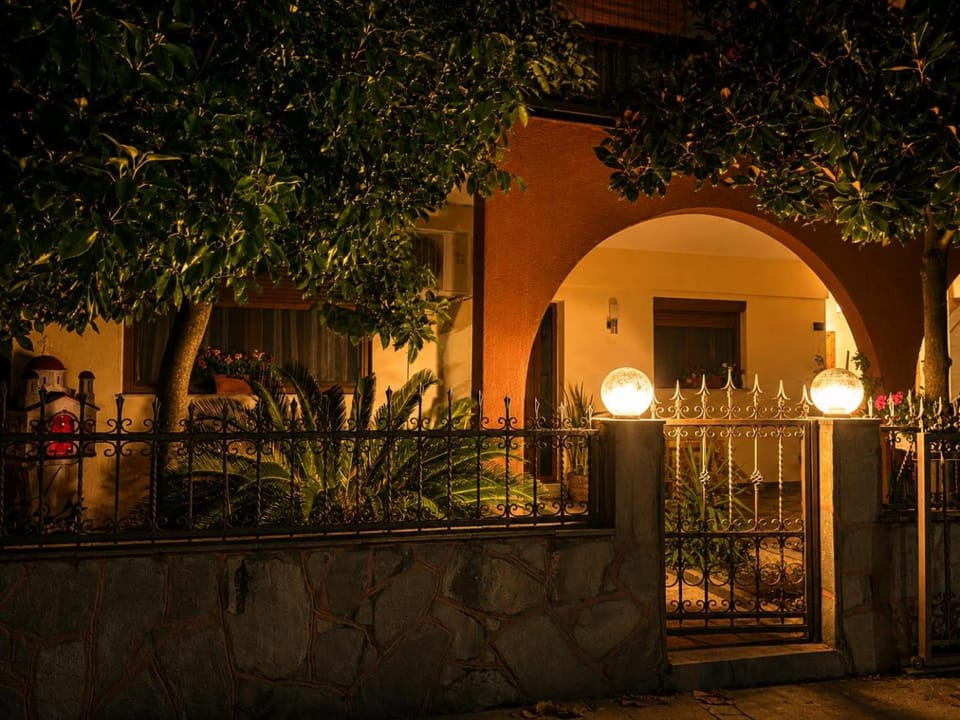 Property building, Facade/entrance, Night
