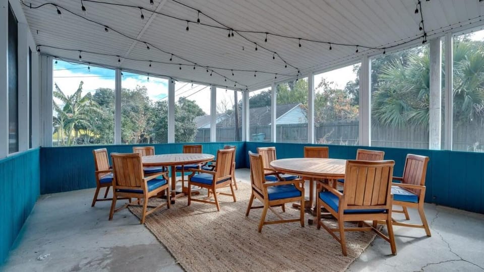 Dock&Volleyball! Near Downtown - Totally Turquoise House in Savannah