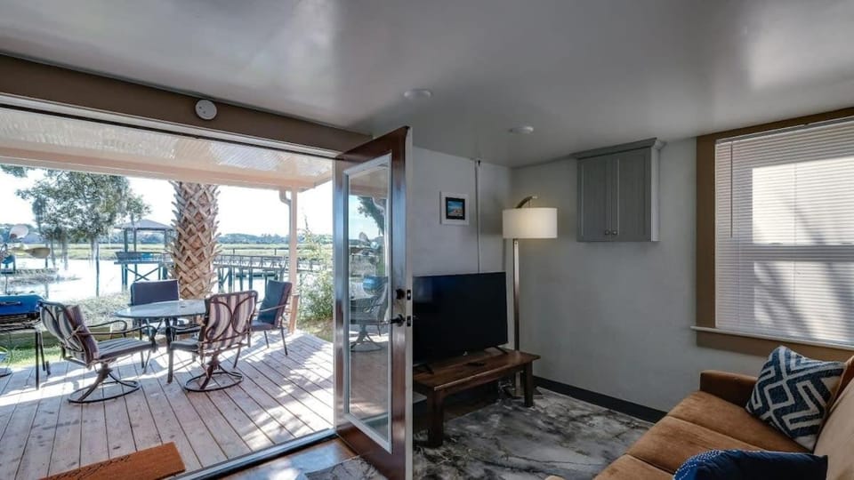 Dock&Volleyball! Near Downtown- Orange Oasis Apartment in Savannah