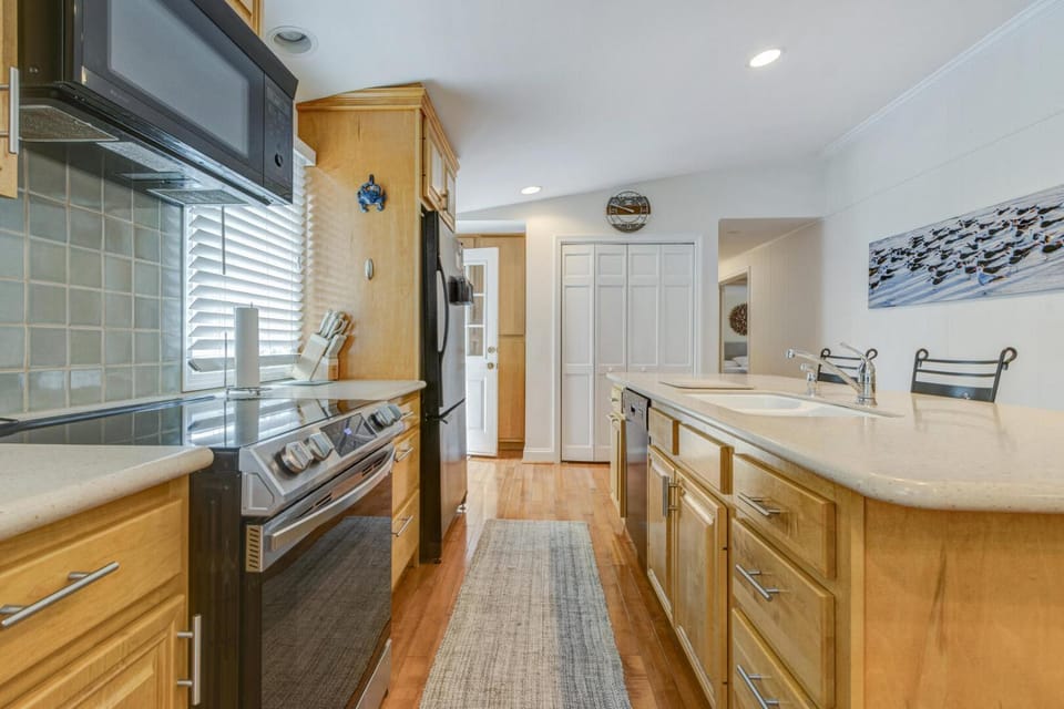 Coffee/tea facilities, Kitchen or kitchenette, oven, stove