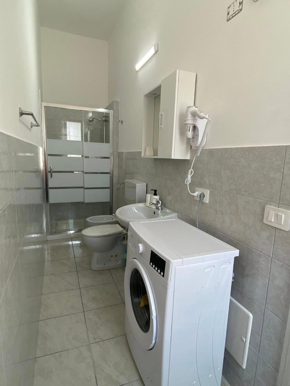 Shower, Toilet, Bathroom, towels, washing machine