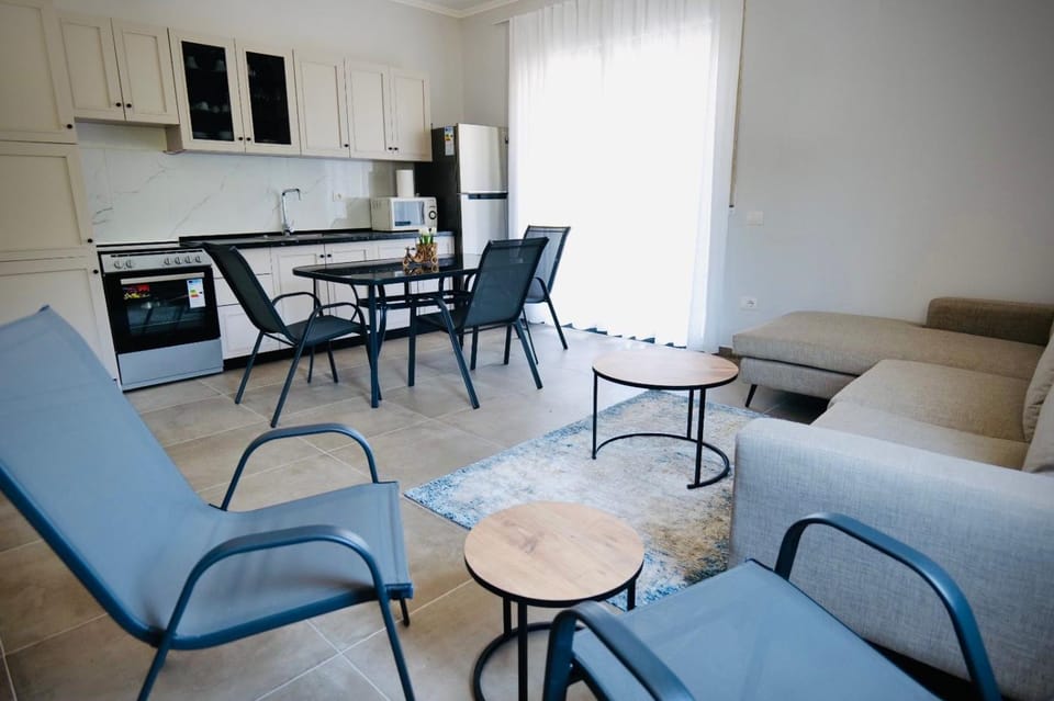 Kitchen or kitchenette, Living room, Dining area, minibar, oven