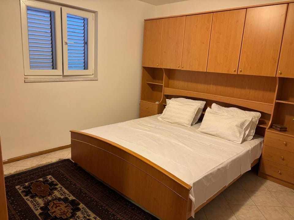 Photo of the whole room, Bedroom, wardrobe