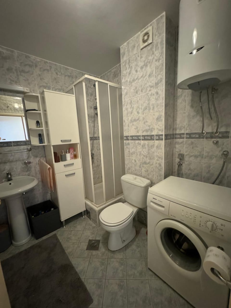 Toilet, Bathroom, towels, washing machine