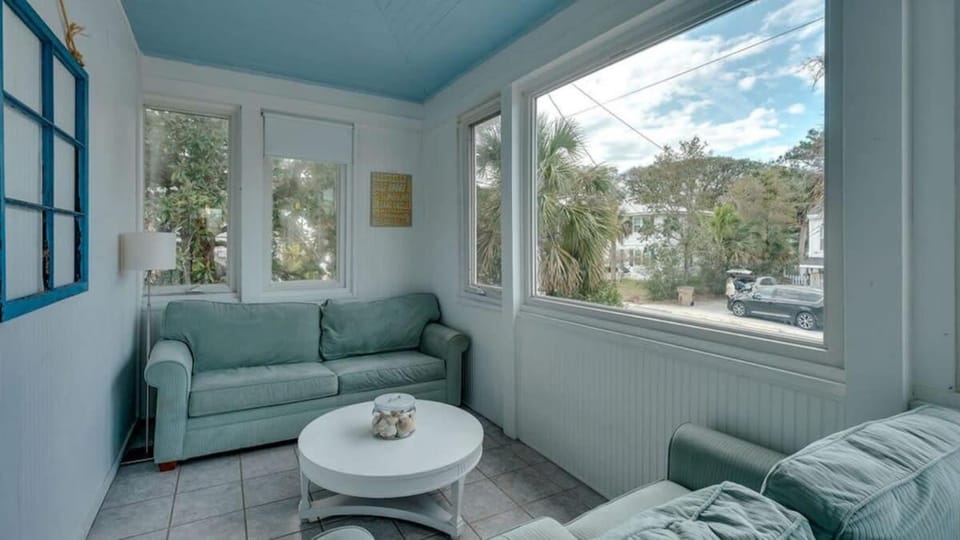 Walk to Beach! Flamingle in Fuchsia, Whole House House in Tybee Island