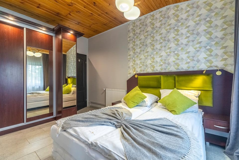 Bed, Photo of the whole room, Decorative detail, Decorative detail, Seating area, Bedroom, wardrobe