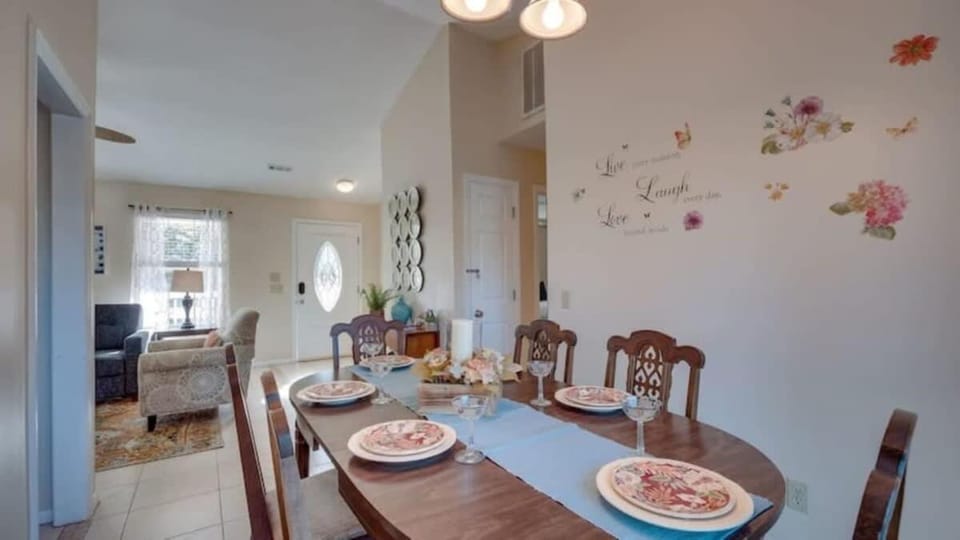 Seating area, Dining area