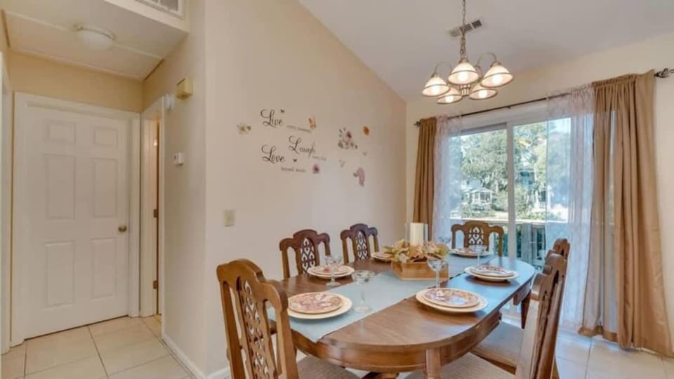 Seating area, Dining area