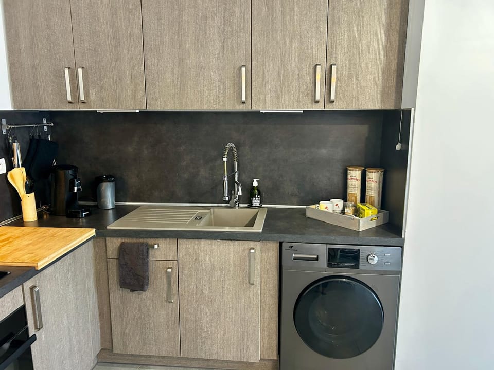 Kitchen or kitchenette, stove, washing machine