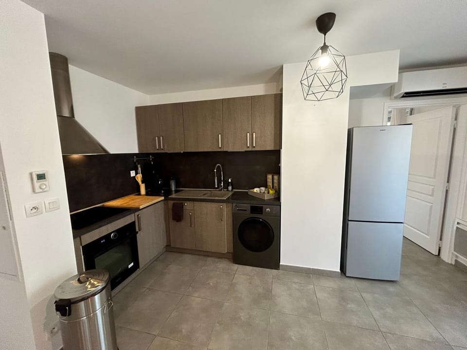 Kitchen or kitchenette, oven, stove, washing machine