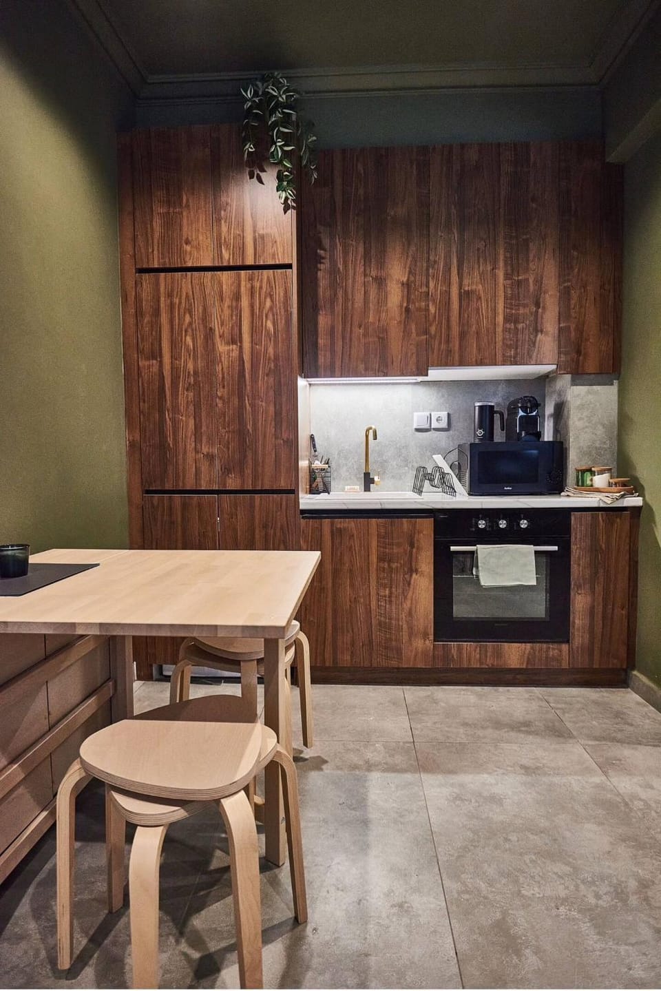 Kitchen or kitchenette, Dining area, oven