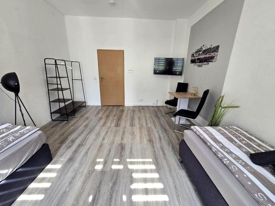 Bed, TV and multimedia, Photo of the whole room, Seating area, Bedroom, Food, wardrobe