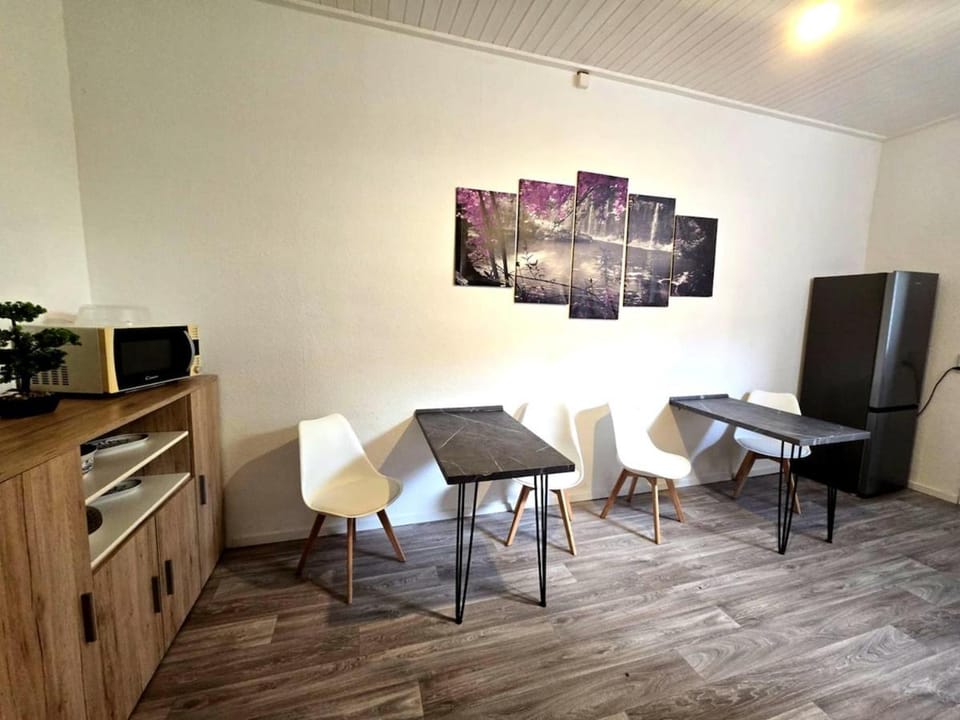 Kitchen or kitchenette, Seating area, Dining area, oven