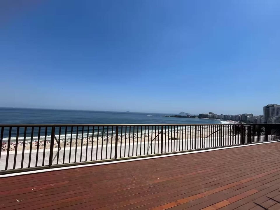 Beachfront: Spacious & Renovated in Copacabana Apartment in Rio de Janeiro