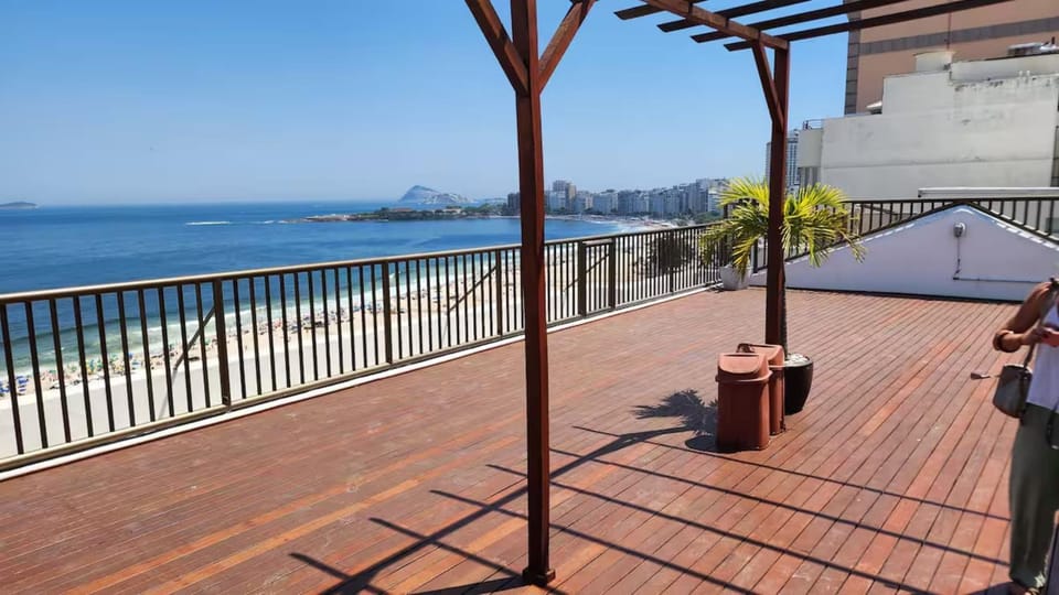Beachfront: Spacious & Renovated in Copacabana Apartment in Rio de Janeiro
