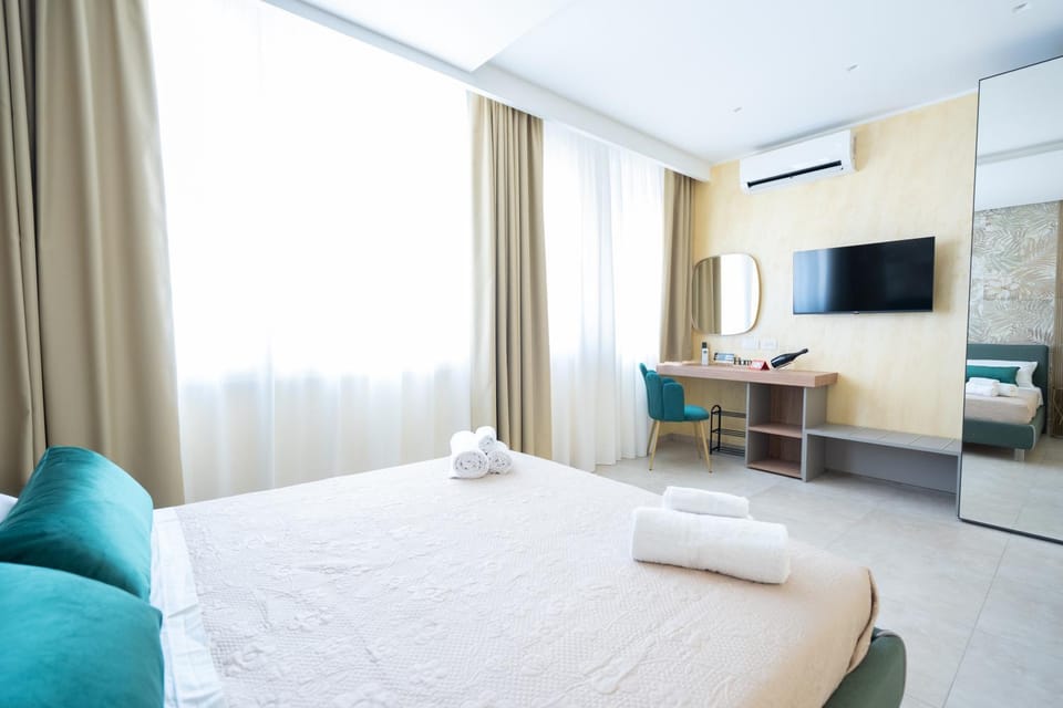 Bed, TV and multimedia, Photo of the whole room, air conditioner