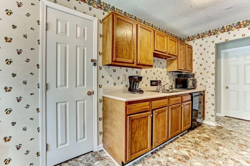 Ruby Red Reels- 15 Mins to Downtown House in Savannah