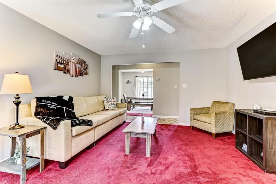Ruby Red Reels- 15 Mins to Downtown House in Savannah