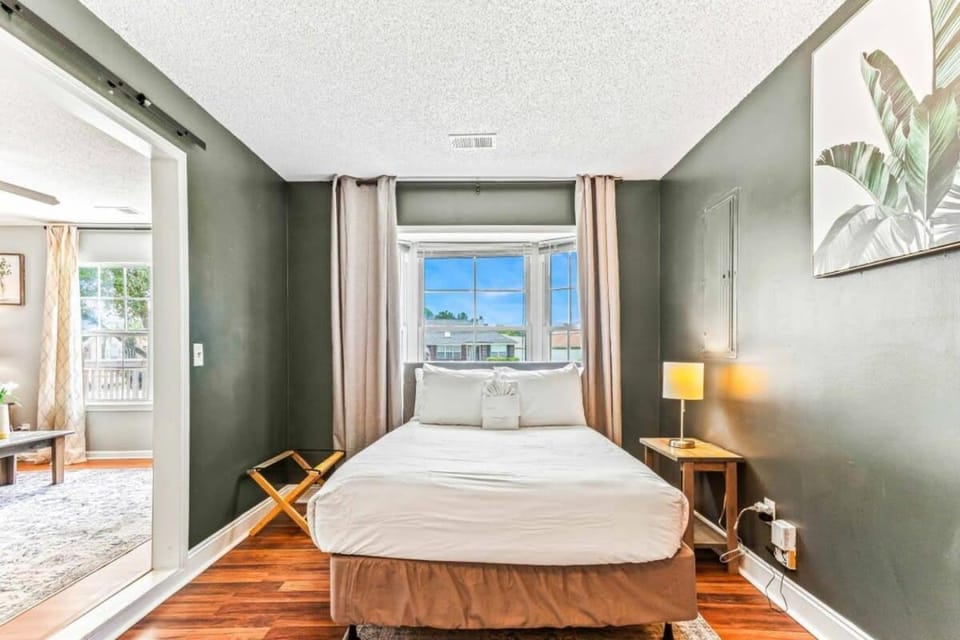 Screened Porch, Firepit, Patio! Peaceful in Pooler House in Savannah